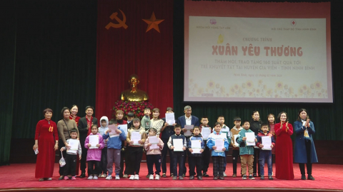 Trao qu&agrave; cho trẻ em khuyết tật tr&ecirc;n địa b&agrave;n huyện Gia Viễn