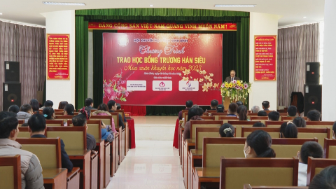 Trao học bổng Trương H&aacute;n Si&ecirc;u - M&ugrave;a xu&acirc;n khuyến học năm 2023