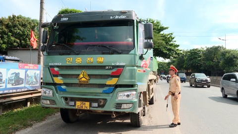 CSGT căng m&igrave;nh l&agrave;m nhiệm vụ dưới thời tiết nắng n&oacute;ng