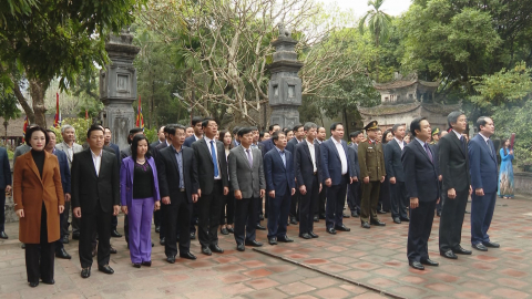 C&aacute;c đồng ch&iacute; l&atilde;nh đạo tỉnh Ninh B&igrave;nh d&acirc;ng hương nh&acirc;n dịp Tết Ất Tỵ 2025