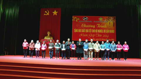 Tặng qu&agrave; Tết cho hộ ngh&egrave;o, cận ngh&egrave;o huyện Y&ecirc;n M&ocirc;