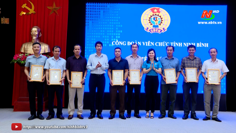 Tuy&ecirc;n truyền đảm bảo ATGT cho đội ngũ l&aacute;i xe