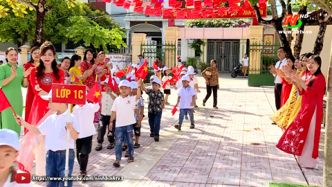 Kh&ocirc;ng kh&iacute; vui tươi, phấn khởi ng&agrave;y tựu trường của học sinh lớp 1