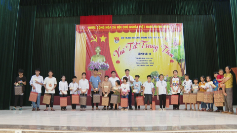 Tặng qu&agrave; Trung thu cho trẻ em ngh&egrave;o