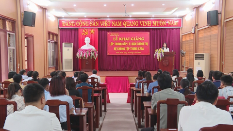 Khai giảng lớp trung cấp l&yacute; luận ch&iacute;nh trị K29A