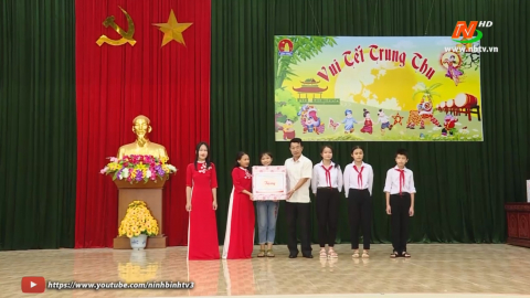 L&atilde;nh đạo HĐND tỉnh thăm, tặng qu&agrave; Tết Trung thu