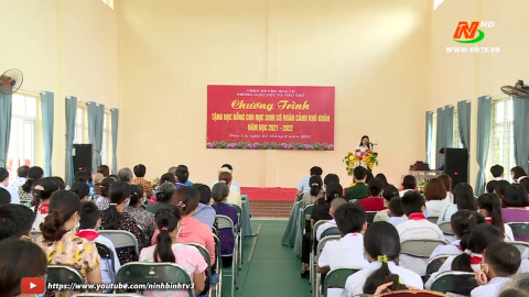 Tặng học bổng cho học sinh c&oacute; ho&agrave;n cảnh kh&oacute; khăn