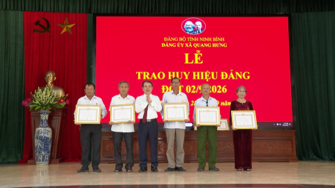 X&atilde; Quang Hưng trao tặng Huy hiệu Đảng v&agrave; triển khai nhiệm vụ trọng t&acirc;m qu&yacute; IV, năm 2026