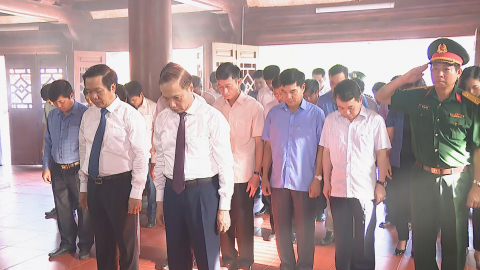 C&aacute;c đồng ch&iacute; l&atilde;nh đạo tỉnh d&acirc;ng hương tưởng niệm c&aacute;c anh h&ugrave;ng liệt sỹ
