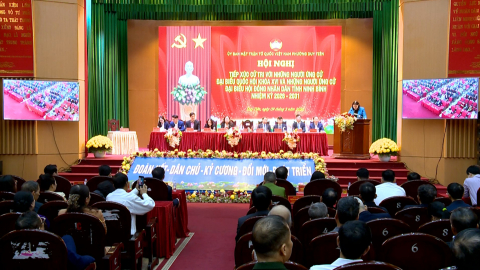 Ph&oacute; Chủ nhiệm Thường trực Ủy ban D&acirc;n nguyện v&agrave; Gi&aacute;m s&aacute;t của Quốc hội L&ecirc; Thị Nga c&ugrave;ng c&aacute;c ứng cử vi&ecirc;n Quốc hội, HĐND tỉnh tiếp x&uacute;c cử tri phường Duy Ti&ecirc;n, Duy T&acirc;n, Ti&ecirc;n Sơn