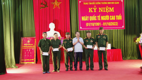 Đồng ch&iacute; B&ugrave;i Ho&agrave;ng H&agrave; thăm, tặng qu&agrave; người cao tuổi
