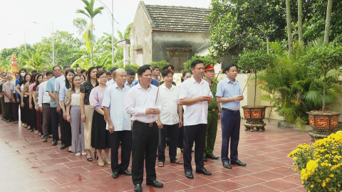 Huyện Kim Sơn d&acirc;ng hương tại Đ&igrave;nh l&agrave;ng Tuy lộc