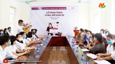 Trao tặng tủ s&aacute;ch, thiết bị trường học tại trường THCS thị trấn Nho Quan