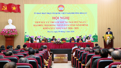 Đồng ch&iacute; B&iacute; thư Tỉnh ủy Trần Huy Tuấn v&agrave; c&aacute;c ứng cử vi&ecirc;n đại biểu HĐND tỉnh kh&oacute;a XVI tiếp x&uacute;c cử tri phường Hoa Lư