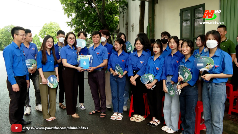 Thăm tặng qu&agrave; c&aacute;c đội t&igrave;nh nguyện tiếp sức m&ugrave;a thi