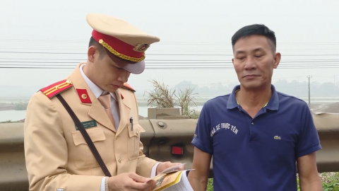 Tăng cường tuy&ecirc;n truyền luật trật tự ATGT đường bộ