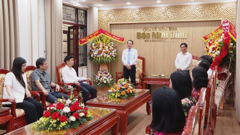 Đồng ch&iacute; Mai Văn Tuất thăm, ch&uacute;c mừng nh&acirc;n kỷ niệm 99 năm ng&agrave;y B&aacute;o ch&iacute; C&aacute;ch mạng Việt Nam