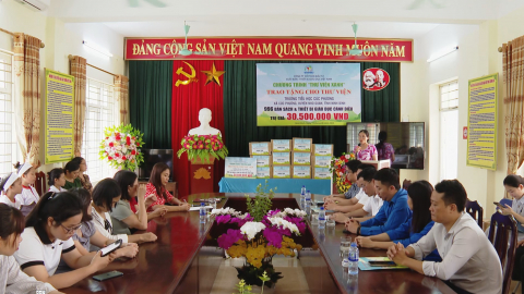 Trao tặng s&aacute;ch v&agrave; thiết bị gi&aacute;o dục cho thư viện Trường Tiểu học C&uacute;c Phương