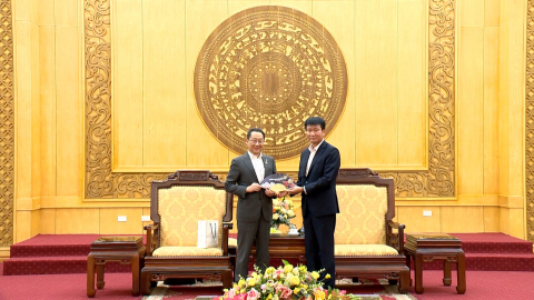 Đồng ch&iacute; B&iacute; thư Tỉnh ủy Trần Huy Tuấn l&agrave;m việc với doanh nghiệp