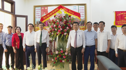 Đồng ch&iacute; B&iacute; thư Tỉnh ủy Đo&agrave;n Minh Huấn thăm, ch&uacute;c mừng nh&acirc;n kỷ niệm Ng&agrave;y Doanh nh&acirc;n Việt Nam