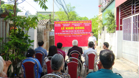 Trao kinh ph&iacute; hỗ trợ x&oacute;a nh&agrave; tạm, nh&agrave; dột n&aacute;t cho c&aacute;c hộ kh&oacute; khăn
