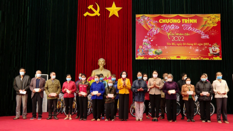Thăm, tặng qu&agrave; nh&acirc;n dịp Tết Nguy&ecirc;n đ&aacute;n Nh&acirc;m Dần