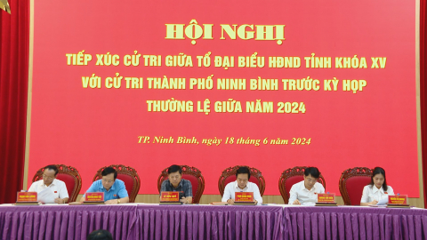 Đại biểu HĐND tỉnh tiếp x&uacute;c cử tri tại th&agrave;nh phố Ninh B&igrave;nh