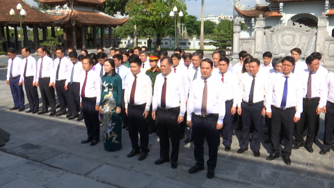 D&acirc;ng hương, đặt v&ograve;ng hoa nh&acirc;n dịp Đại hội đại biểu Đảng bộ tỉnh Ninh B&igrave;nh lần thứ I, nhiệm kỳ 2025-2030