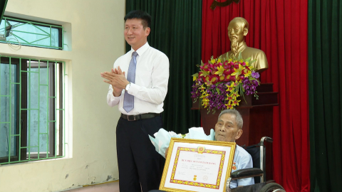 Đồng ch&iacute; B&iacute; thư Tỉnh ủy Trần Huy Tuấn trao Huy hiệu 80 năm tuổi Đảng cho đảng vi&ecirc;n phường Hoa Lư
