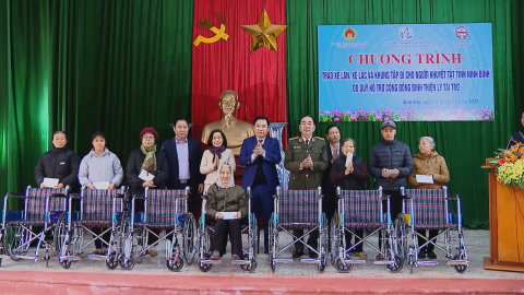 Đồng ch&iacute; Thứ trưởng Bộ C&ocirc;ng an Trần Quốc Tỏ tặng qu&agrave; Tết tại Ninh B&igrave;nh