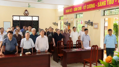 Đẩy mạnh học v&agrave; l&agrave;m theo B&aacute;c trong sinh hoạt chi bộ