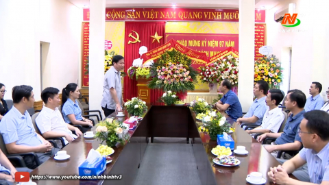 Đồng ch&iacute; Ph&oacute; Chủ tịch Thường trực UBND tỉnh ch&uacute;c mừng Đ&agrave;i PT&TH Ninh B&igrave;nh nh&acirc;n Ng&agrave;y B&aacute;o ch&iacute; C&aacute;ch mạng Việt Nam