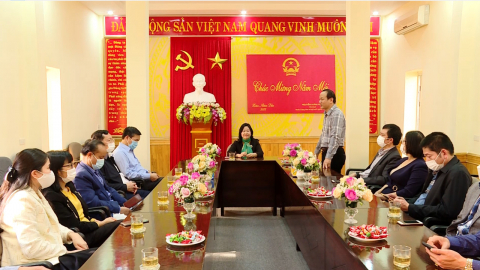 Đồng ch&iacute; Trưởng ban Tuy&ecirc;n gi&aacute;o Tỉnh ủy B&ugrave;i Mai Hoa ch&uacute;c Tết c&aacute;c cơ quan b&aacute;o ch&iacute;