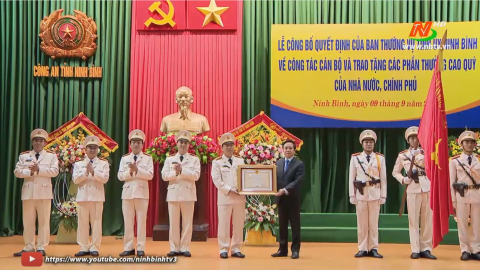 Trao tặng Hu&acirc;n chương v&agrave; C&ocirc;ng bố quyết định của Ban Thường vụ Tỉnh uỷ về c&ocirc;ng t&aacute;c c&aacute;n bộ