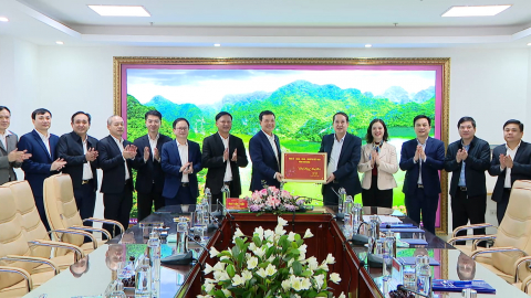 Đồng ch&iacute; Mai Văn Tuất, Ph&oacute; B&iacute; thư Tỉnh ủy, Chủ tịch Ủy ban MTTQ Việt Nam tỉnh thăm, động vi&ecirc;n c&aacute;c đơn vị trực Tết