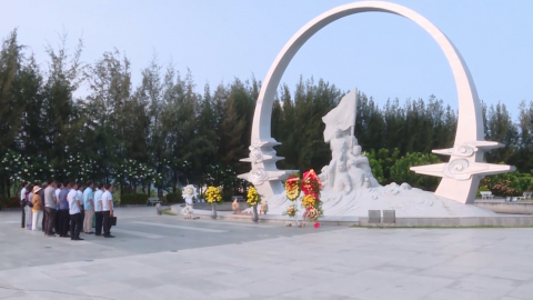 D&acirc;ng hương tưởng niệm c&aacute;c chiến sĩ Gạc Ma