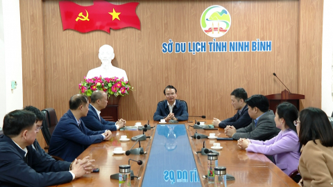 Đồng ch&iacute; B&iacute; thư Tỉnh ủy Đặng Xu&acirc;n Phong thăm, động vi&ecirc;n Sở Du lịch Ninh B&igrave;nh