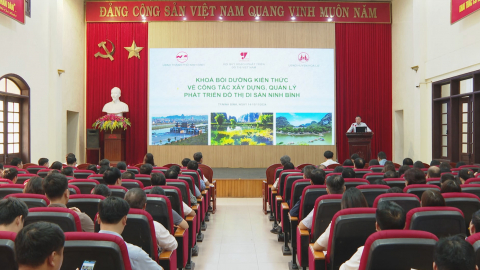 Bồi dưỡng c&ocirc;ng t&aacute;c x&acirc;y dựng, quản l&yacute;, ph&aacute;t triển đ&ocirc; thị di sản Ninh B&igrave;nh