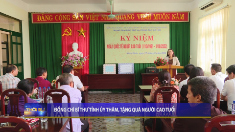 Đồng ch&iacute; B&iacute; thư tỉnh ủy thăm, tặng qu&agrave; người cao tuổi