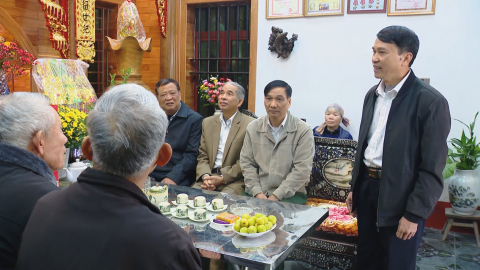Tặng qu&agrave; Tết cho nạn nh&acirc;n chất độc Da cam/Đi&ocirc;xin