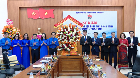 Đồng ch&iacute; B&iacute; thư Tỉnh ủy Trần Huy Tuấn thăm, ch&uacute;c mừng Tỉnh đo&agrave;n nh&acirc;n ng&agrave;y truyền thống