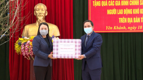 Đo&agrave;n c&ocirc;ng t&aacute;c của Trung ương tặng qu&agrave; Tết tại Ninh B&igrave;nh