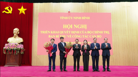 Triển khai Quyết định của Bộ Ch&iacute;nh trị, Ban B&iacute; thư về c&ocirc;ng t&aacute;c c&aacute;n bộ