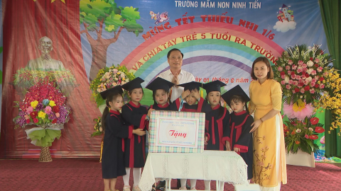 Tặng qu&agrave; nh&acirc;n ng&agrave;y Quốc tế Thiếu nhi 1-6.