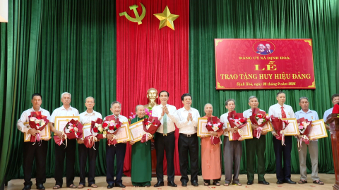 X&atilde;  Định H&oacute;a trao tặng Huy hiệu Đảng