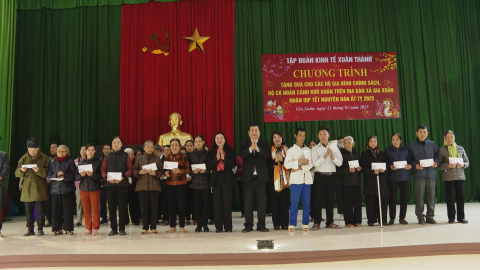 Trao qu&agrave; Tết cho gia đ&igrave;nh ch&iacute;nh s&aacute;ch, hộ ngh&egrave;o huyện Gia Viễn