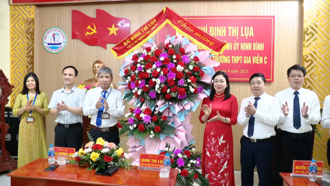 Đồng ch&iacute; Ph&oacute; B&iacute; thư Thường trực tỉnh ủy thăm, ch&uacute;c mừng nh&acirc;n dịp khai giảng năm học mới