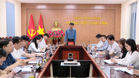 Đồng ch&iacute; B&iacute; thư Tỉnh uỷ Trần Huy Tuấn tiếp c&ocirc;ng d&acirc;n định kỳ th&aacute;ng 3