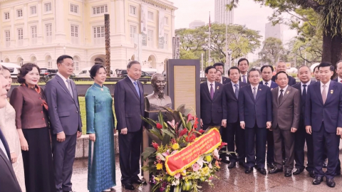 D&acirc;ng hoa tưởng niệm Chủ tịch Hồ Ch&iacute; Minh tại Singapore