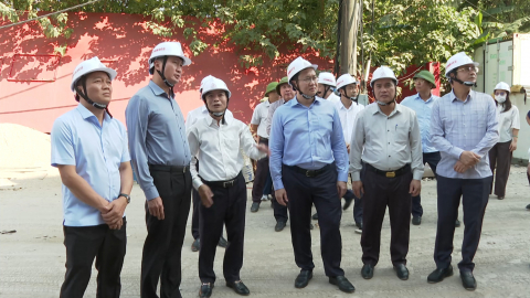 Đồng ch&iacute; B&iacute; thư Tỉnh ủy khảo s&aacute;t, l&agrave;m việc về ph&aacute;t triển c&ocirc;ng nghiệp đ&oacute;ng t&agrave;u